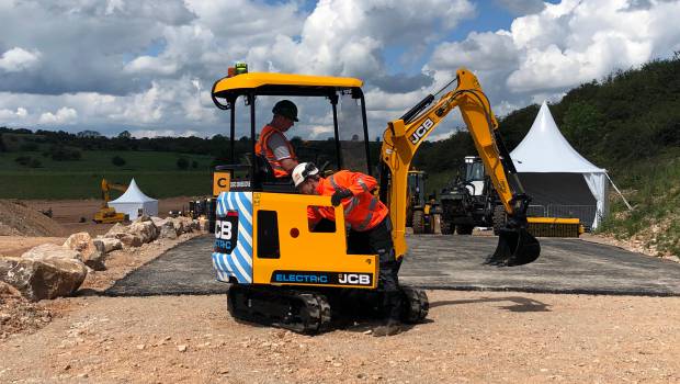 Une mini pelle électrique JCB 5 fois plus silencieuse qu'une diesel