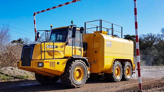 Un tombereau Bell B30D converti en camion citerne