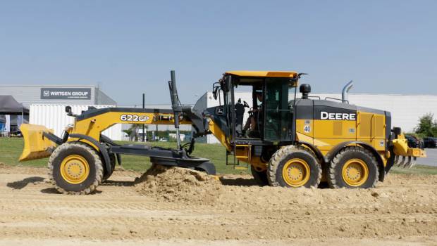Les niveleuses John Deere en démonstration en France