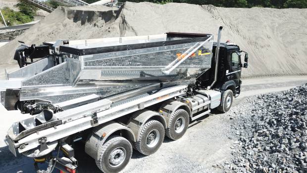 Un camion ultra maniable qui charge et épande les matériaux