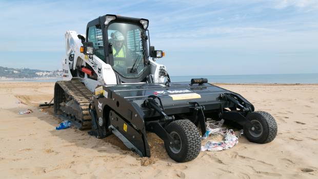 Un nettoyeur de sable Bobcat sur les plages des Pouilles