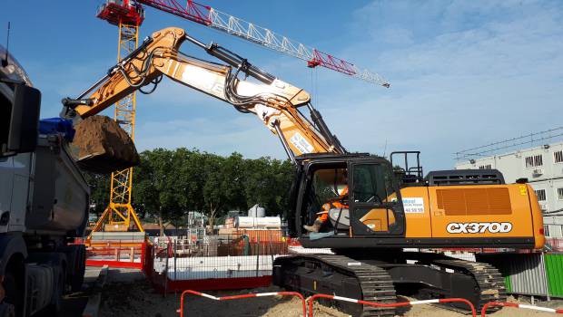 Une pelle Case CX370D en action sur le Grand Paris