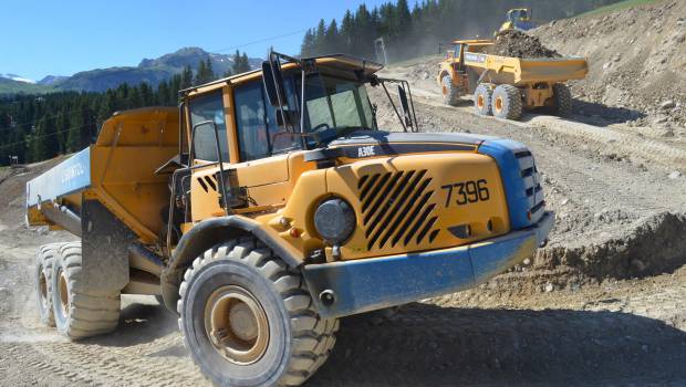 Dix tombereaux Volvo pour une piste