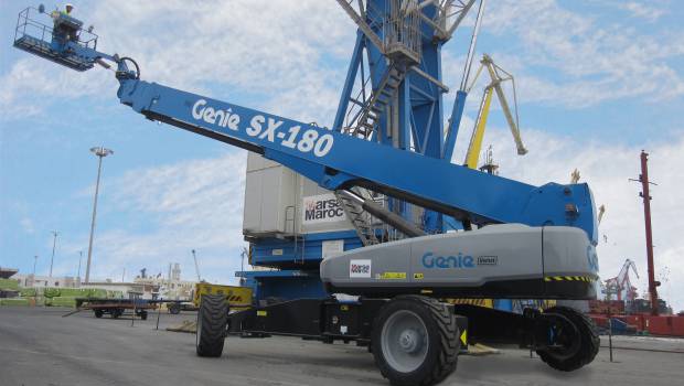 Une nacelle Genie assure la maintenance d’équipements portuaires au Maroc