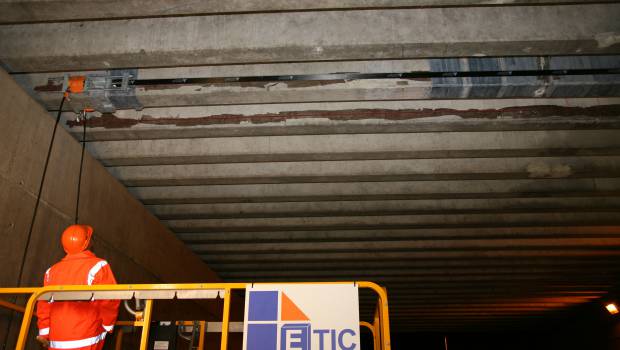 Une réparation d’ouvrage d’art par composites carbone précontraints