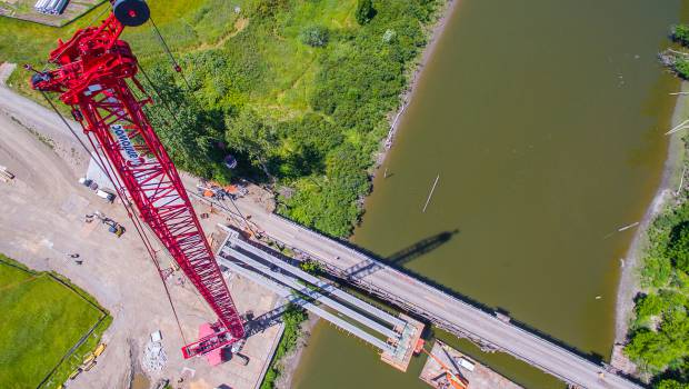 Une grue Manitowoc remplace un pont à Washington