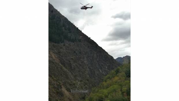 Hélitreuillage pour les derniers mètres du raccordement de la vallée du Ferrand
