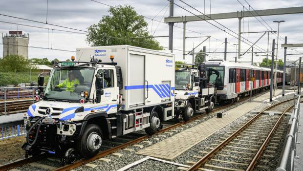 Deux Unimog tractent un métro de 200 t !