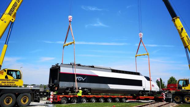 Deux grues Demag pour soulever une locomotive TGV dans l’Aube