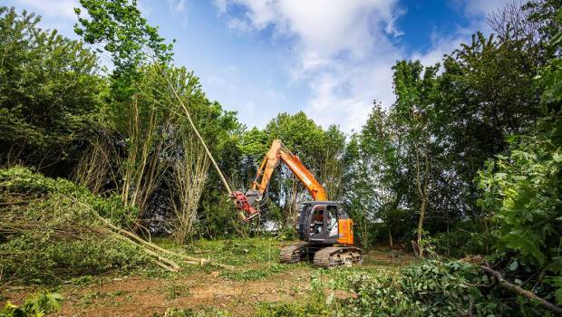 Une pelle Hitachi ZX135USL-6 pour Schmitt TP