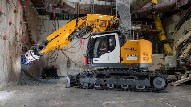 Une pelle Liebherr R950 Tunnel à l’œuvre sur le Grand Paris Express