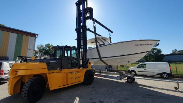Un chariot élévateur Hyundai pour le transport de bateau