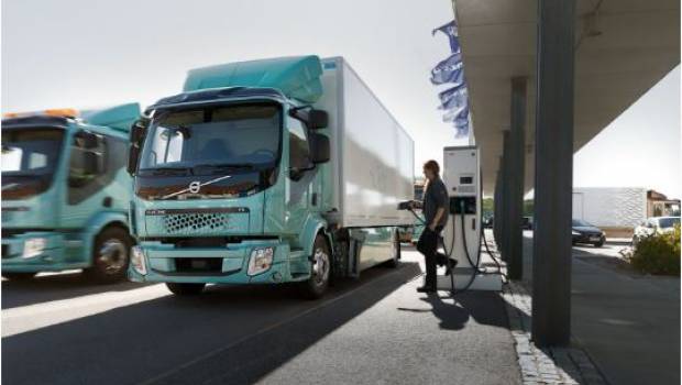 Deux modèles de camions électriques Volvo Trucks débarquent en France