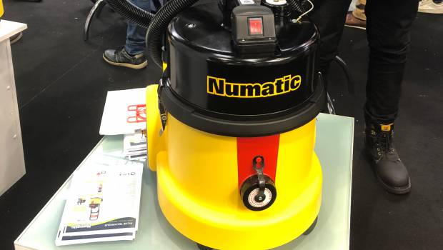 Un aspirateur à poussières à la filtration absolue chez Extramiante