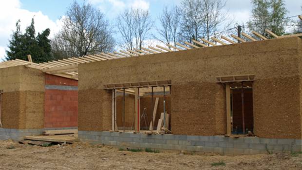Bâtiments éco-énergétiques : la bauge passée au crible