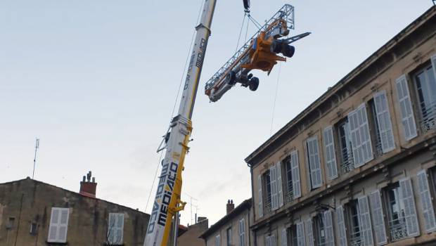 Une Igo 22 se distingue dans le centre-ville d'Avignon