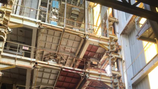 Démolition du hall d'assemblage des fusées Diamant en Guyane