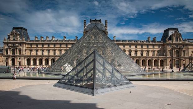 Déséquilibrée, une nacelle endommage la façade du Louvre
