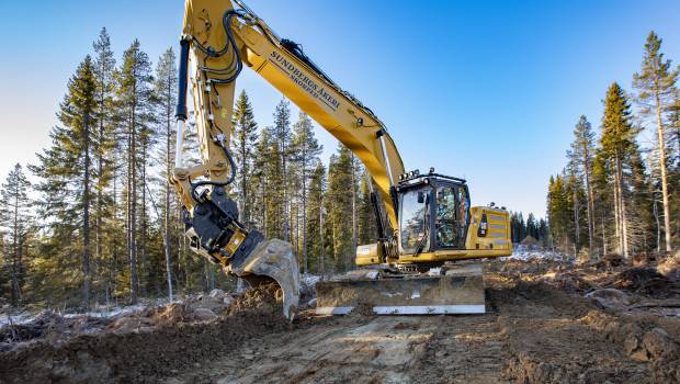 Engcon associe lame de terrassement et tiltrotateur sur une pelle Caterpillar 330