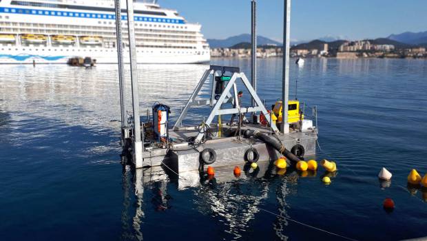 RDS France fournit une barge de dragage en Corse