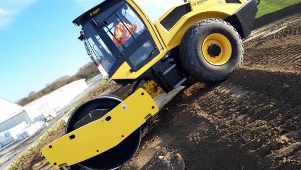 Un compacteur Bomag BW 213 BVC-5 pour Soufflay