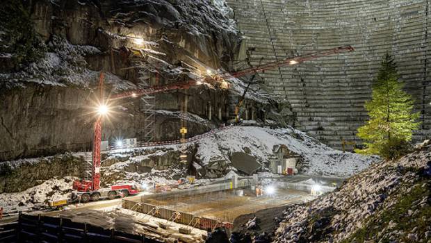Une grue Liebherr réalise 1 600 levages dans les Alpes suisses