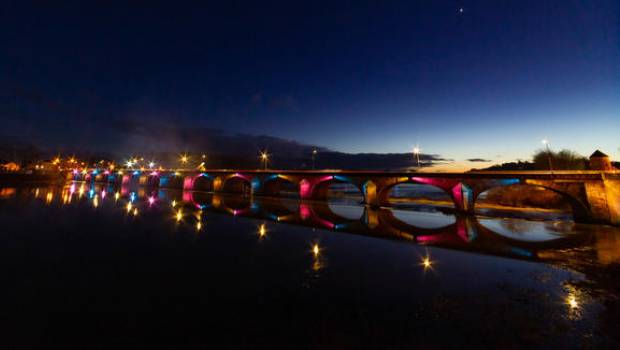 Le pont de Loire, à Nevers, mis en lumière