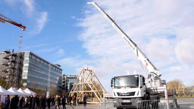 Notre-Dame : une grue sur camion Klaas mise à la disposition des Compagnons du Devoir