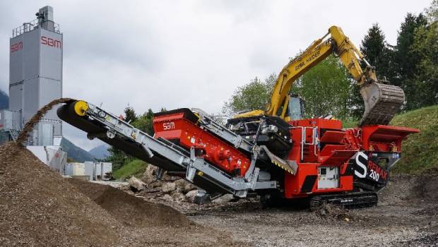 SBM complète sa gamme avec le concasseur mobile à percussion Remax 200