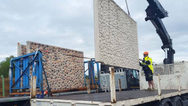 Bourg en Bresse  : des panneaux de béton acoustiques incrustés de galets pour la nouvelle rocade