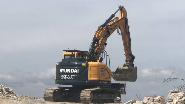Pour la démolition, Micka TP choisit une pelle Hyundai CE HX235LCR