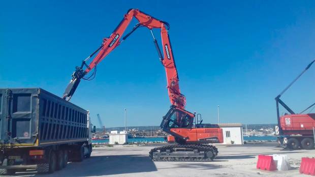 Doosan lance la pelle de démolition DX235DM