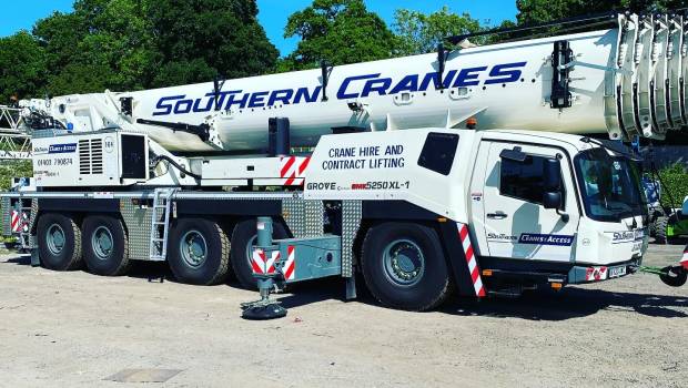 La première Grove GMK5250XL-1 foule le sol britannique