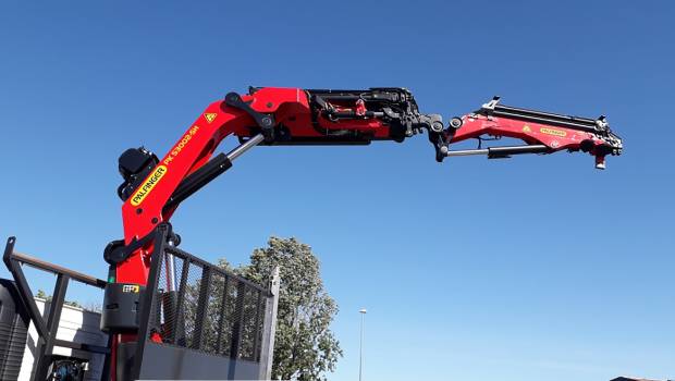 Bennes Vincent livre une grue Palfinger hybride à Charpentes Martin