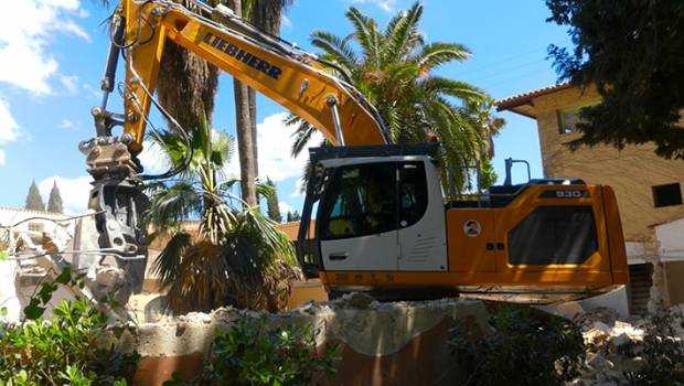 Une pelle Liebherr prend le soleil aux Baléares