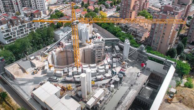 Dix grues Liebherr 1000 EC-H 40 à l’action sur le Grand Paris