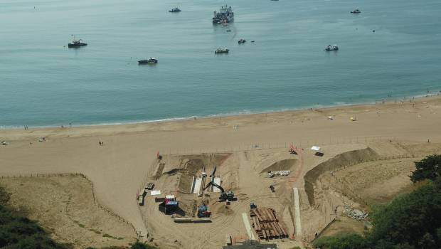 Opération déroulage de câbles sous-marins en mer de Saint-Nazaire