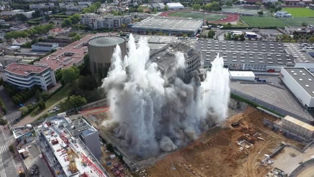 Démolition de la tour Pentagone Plaza à Clamart