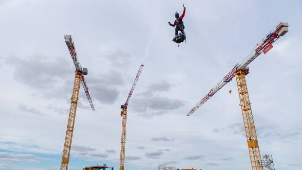 Le Flyboard Air de Franky Zapata survole l'Arena Futuroscope