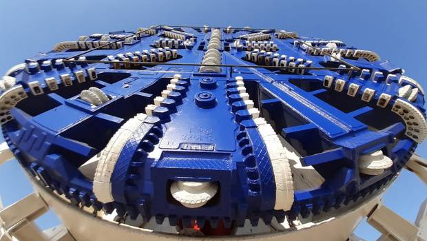 Un tunnelier entre ciel et terre