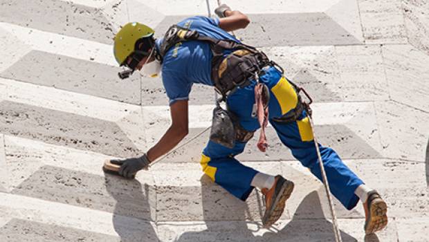 Travaux sur cordes : EdiliziAcrobatica se déploie en France