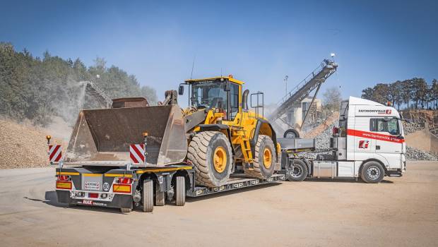 Une semi-remorque extra-surbaissée avec essieux pendulaires chez MAX Trailer