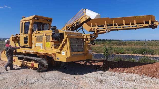 Mastenbroek livre la dernière version de sa trancheuse 17/17 au loueur TP Milhaud