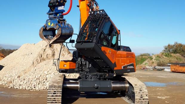 Tipmat livre une DX235 DM