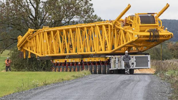 Un véhicule automoteur Cometto à 14 essieux pour transporter une grue Liebherr