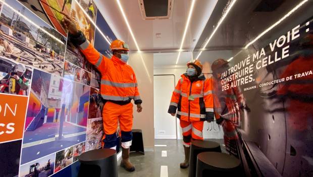 Le véhicule de promotion des métiers et formations des TP fait étape à Orly