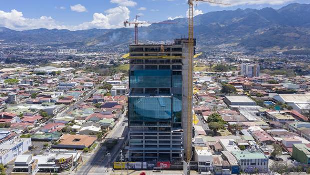 Deux Potain pour une tour au Costa-Rica