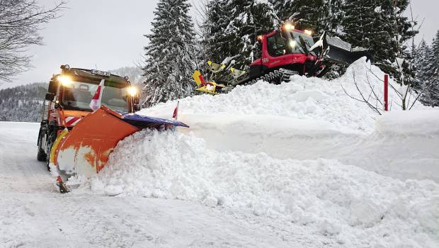 Un Unimog en version chasse-neige - Construction Cayola