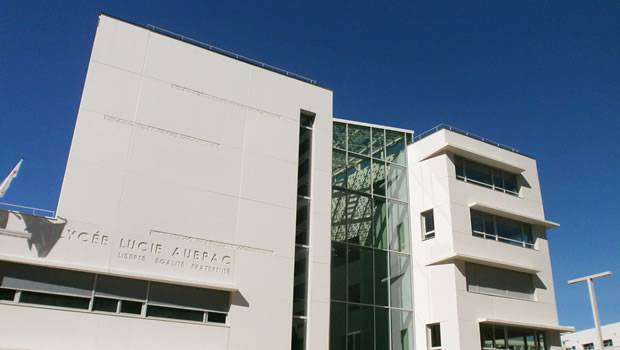 Un lycée marqué d’un béton blanc