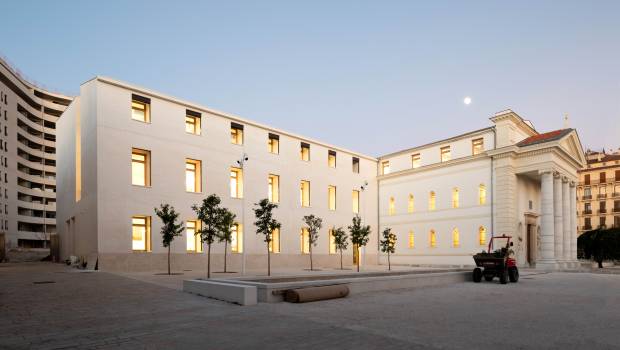 Une médiathèque en béton blanc à Toulon